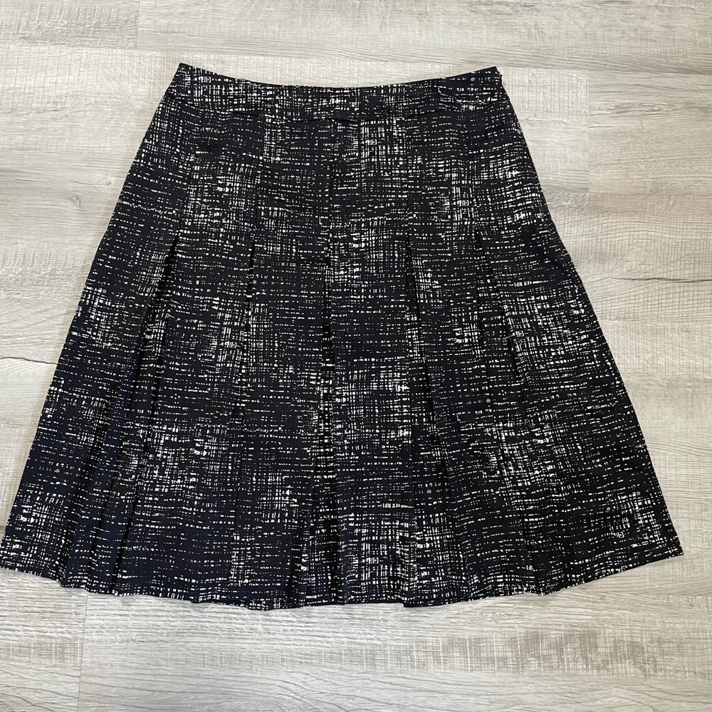NEW “old money” Kenneth Cole knee length black and white classy women’s skirt